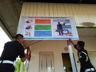 Pemasangan Spanduk di areal kerja AHL